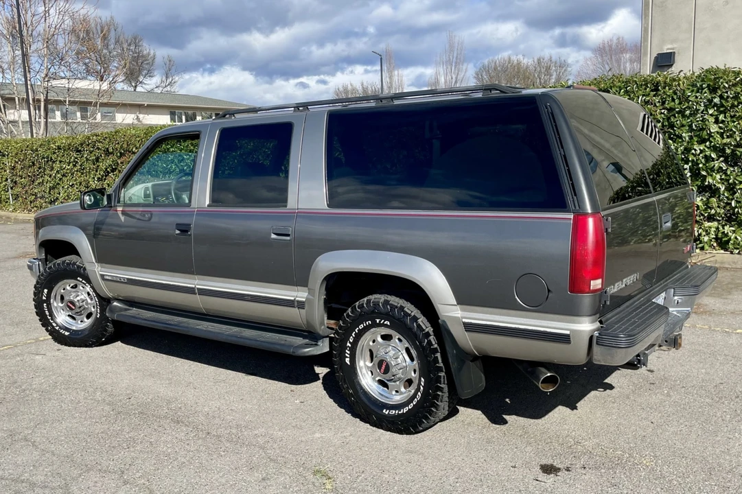 1999 GMC Suburban 8th Gen - Image 5 of 31