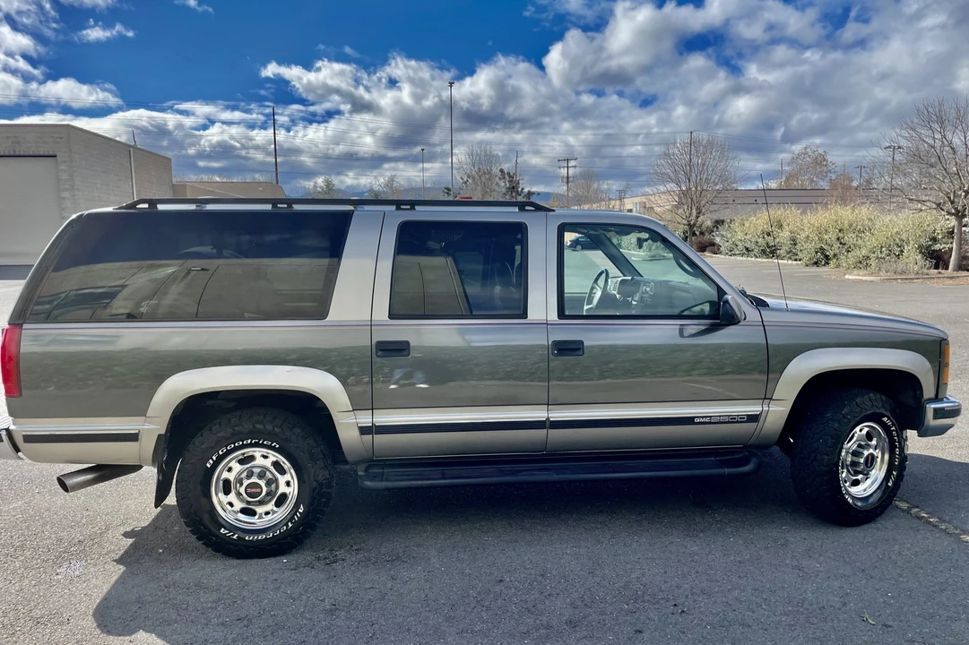 1999 GMC Suburban 8th Gen - Image 11 of 31