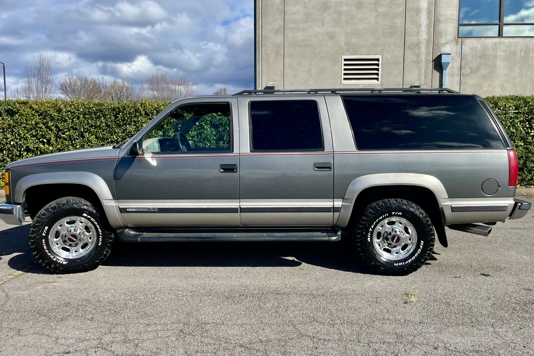 1999 GMC Suburban 8th Gen - Image 3 of 31