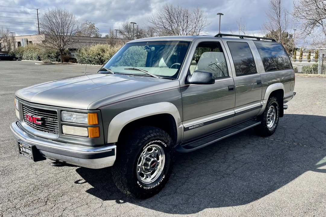 1999 GMC Suburban 8th Gen - Image 2 of 31