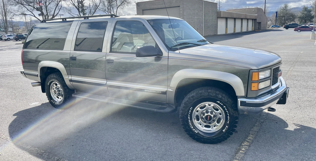 1999 GMC Suburban 8th Gen - Image 13 of 31