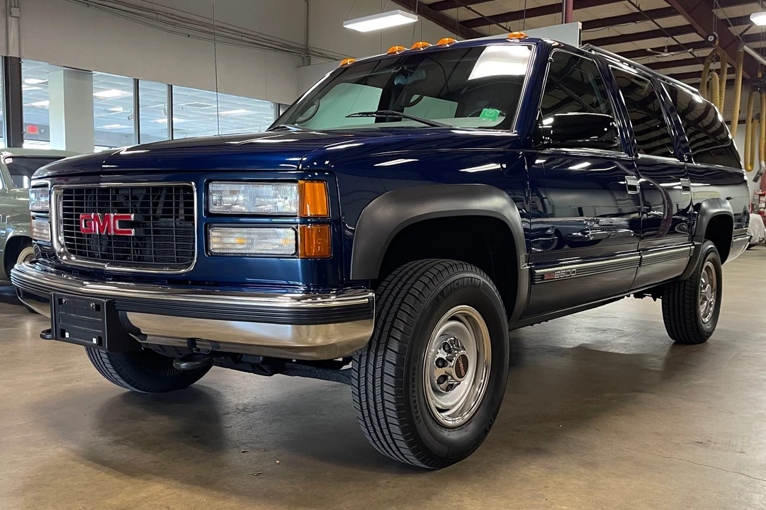 1999 GMC Suburban 8th Gen - Image 2 of 31