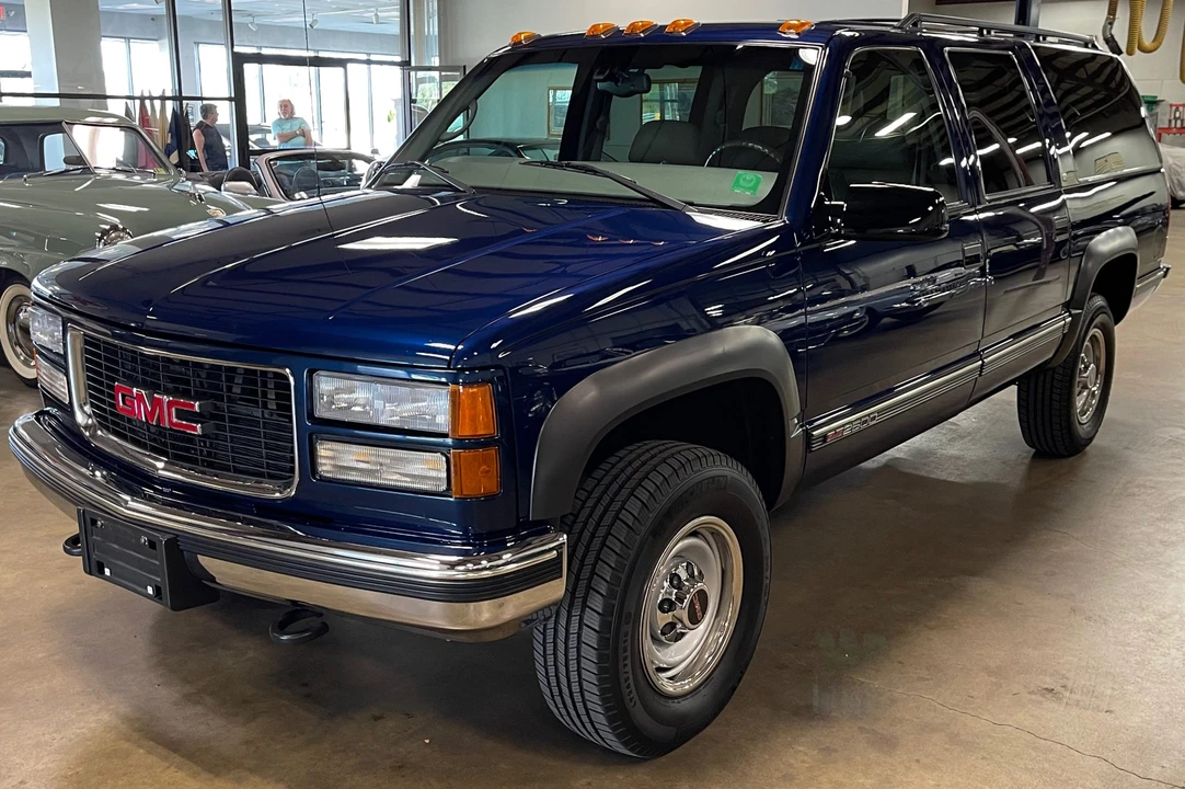 1999 GMC Suburban 8th Gen - Image 3 of 31