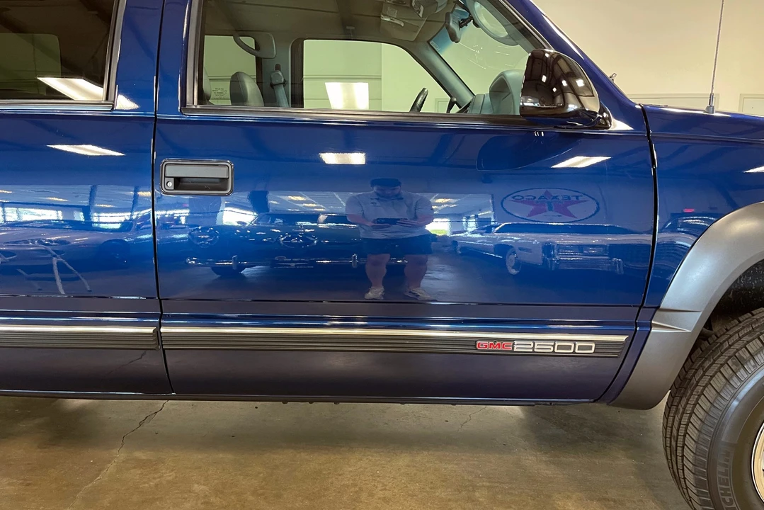 1999 GMC Suburban 8th Gen - Image 27 of 31
