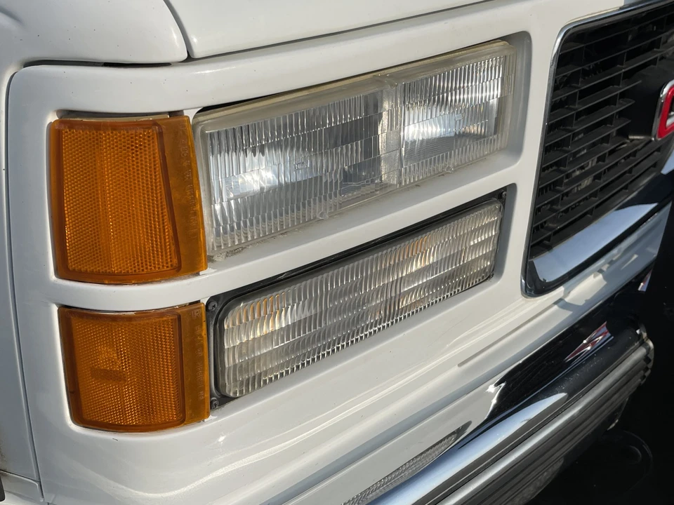 1999 GMC Suburban 8th Gen - Image 31 of 31