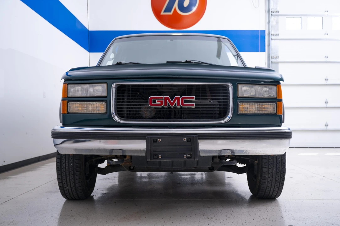 1999 GMC Suburban 8th Gen - Image 11 of 31