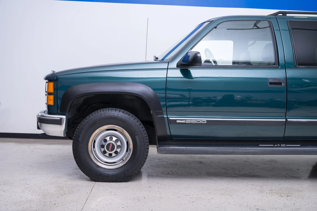 1999 GMC Suburban 8th Gen - Image 21 of 31