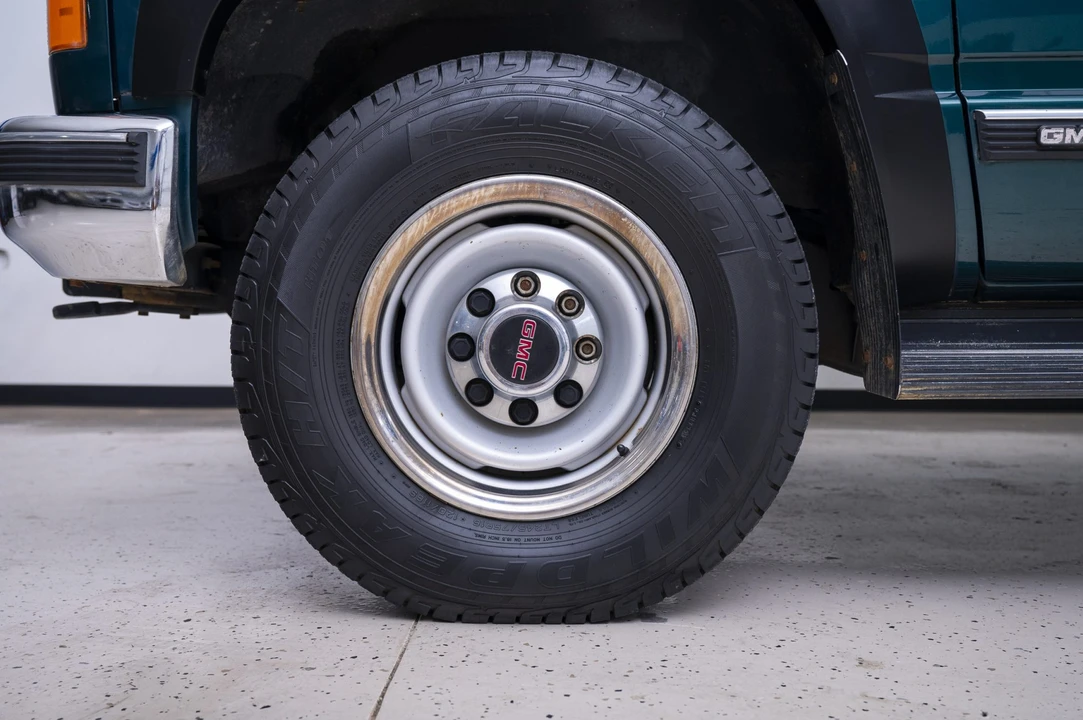 1999 GMC Suburban 8th Gen - Image 29 of 31
