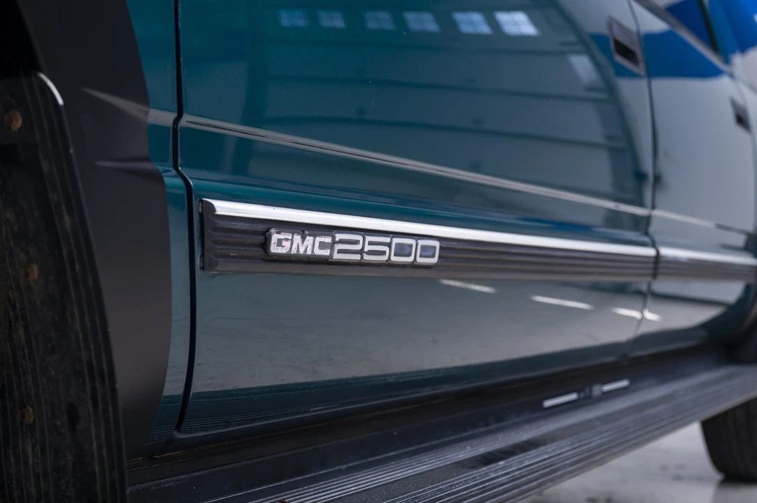 1999 GMC Suburban 8th Gen - Image 23 of 31