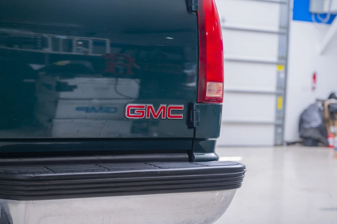 1999 GMC Suburban 8th Gen - Image 19 of 31