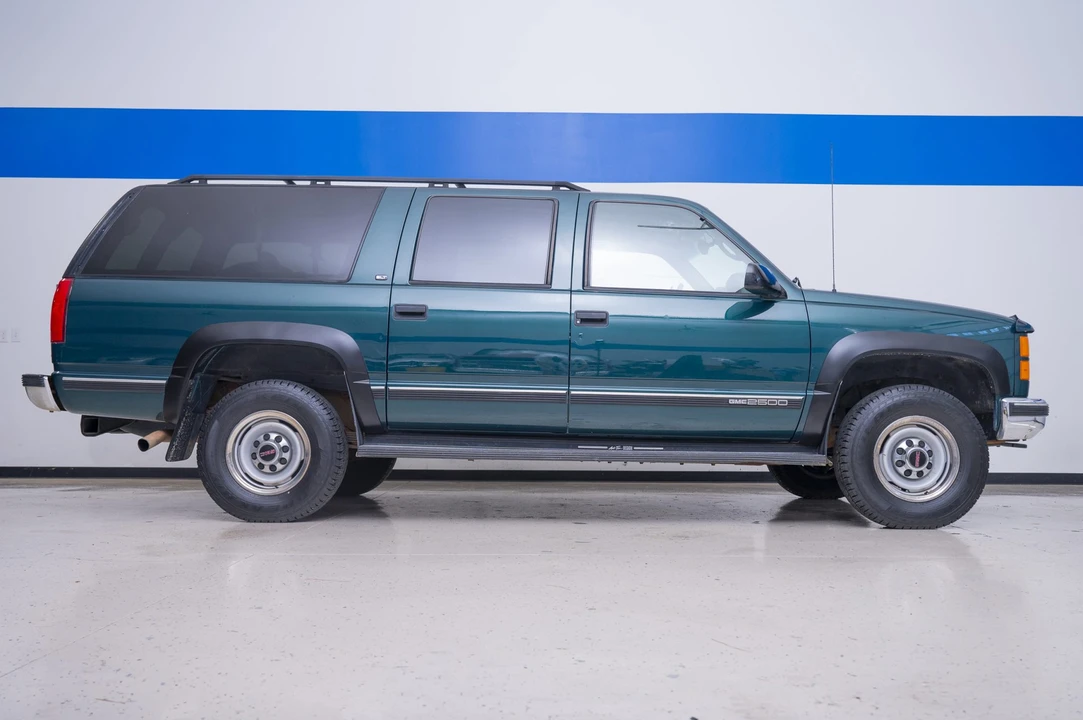 1999 GMC Suburban 8th Gen - Image 3 of 31