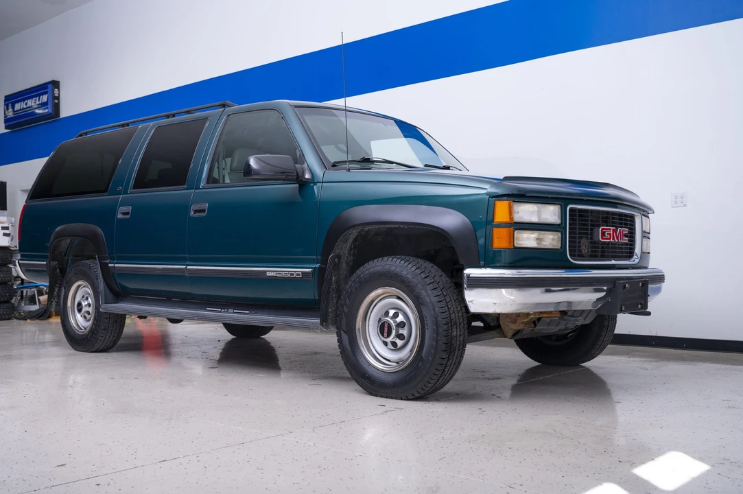 1999 GMC Suburban 8th Gen - Image 2 of 31