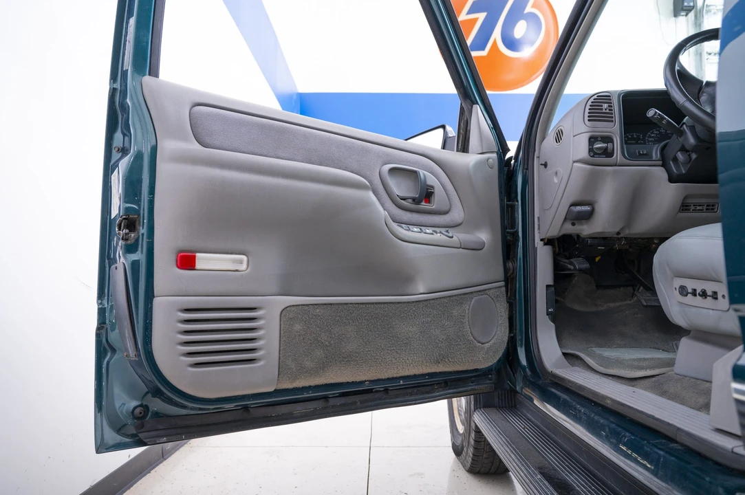1999 GMC Suburban 8th Gen - Image 31 of 31
