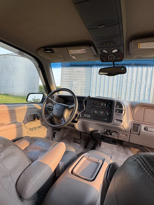 1999 GMC Suburban 8th Gen - Image 30 of 31