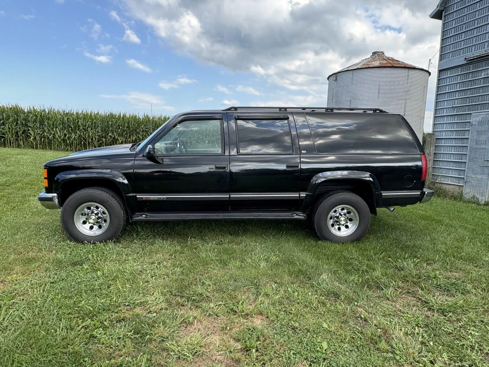 1999 GMC Suburban 8th Gen - Image 3 of 31
