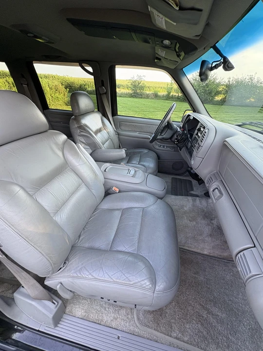 1999 GMC Suburban 8th Gen - Image 26 of 31