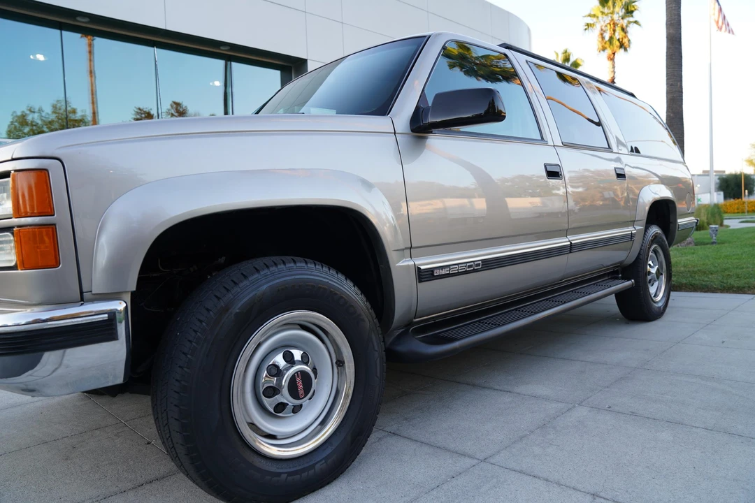 1999 GMC Suburban 8th Gen - Image 29 of 31