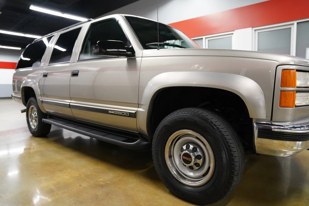 1999 GMC Suburban 8th Gen - Image 17 of 31
