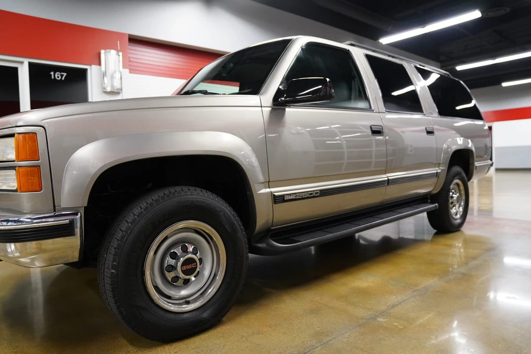 1999 GMC Suburban 8th Gen - Image 13 of 31