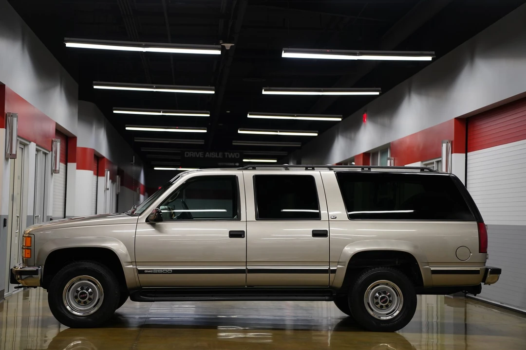 1999 GMC Suburban 8th Gen - Image 3 of 31