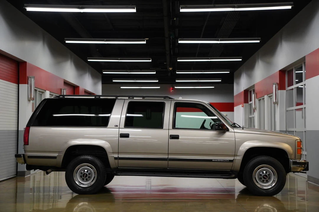 1999 GMC Suburban 8th Gen - Image 7 of 31