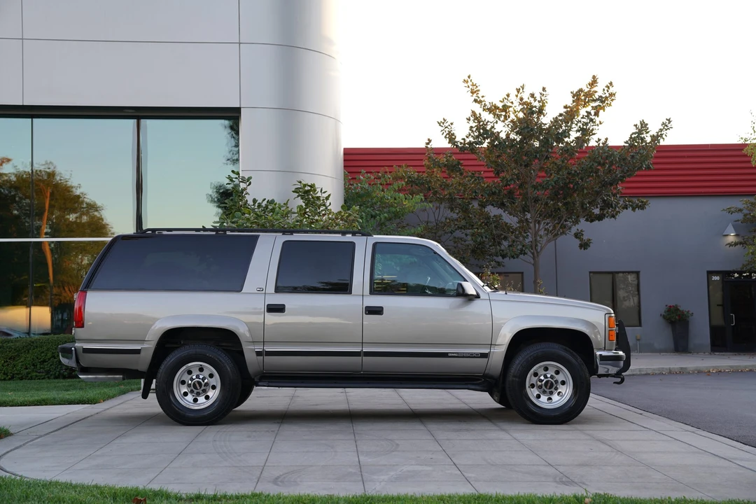 1999 GMC Suburban 8th Gen - Image 22 of 31