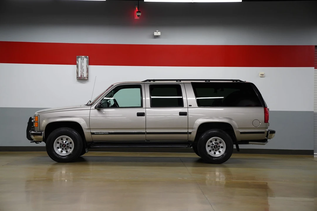1999 GMC Suburban 8th Gen - Image 3 of 31