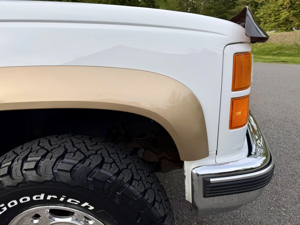 1999 GMC Suburban 8th Gen - Image 24 of 31