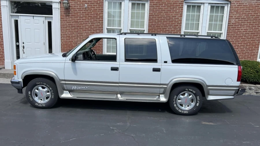 1999 GMC Suburban 8th Gen - Image 2 of 10