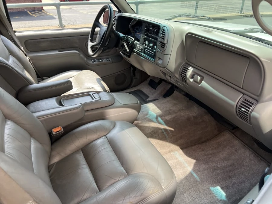 1999 GMC Suburban 8th Gen - Image 8 of 10