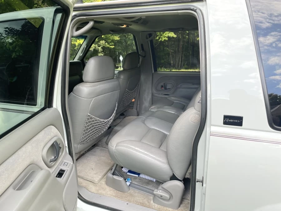 1999 GMC Suburban 8th Gen - Image 7 of 12