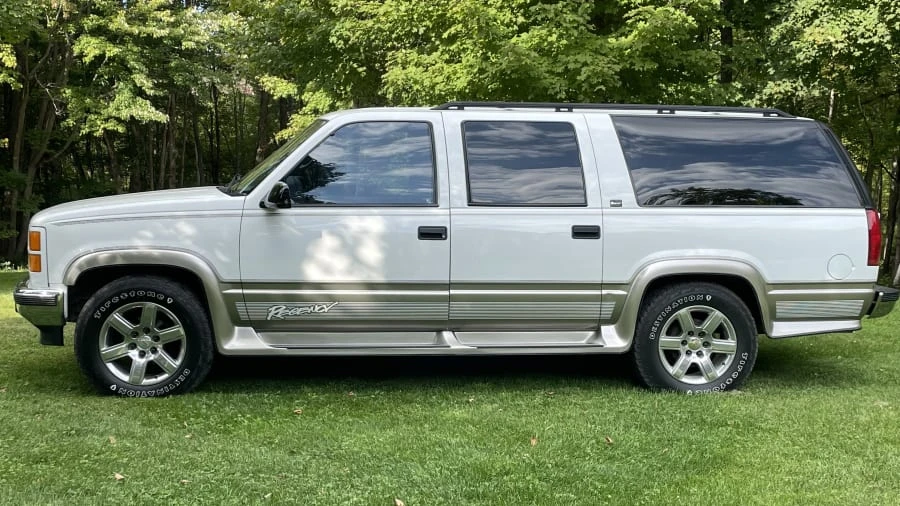 1999 GMC Suburban 8th Gen - Image 2 of 12