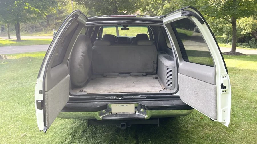 1999 GMC Suburban 8th Gen - Image 11 of 12
