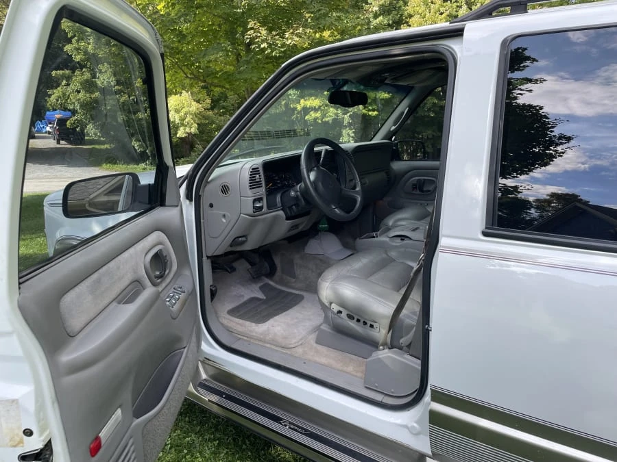 1999 GMC Suburban 8th Gen - Image 6 of 12