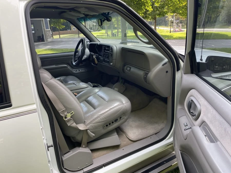 1999 GMC Suburban 8th Gen - Image 8 of 12