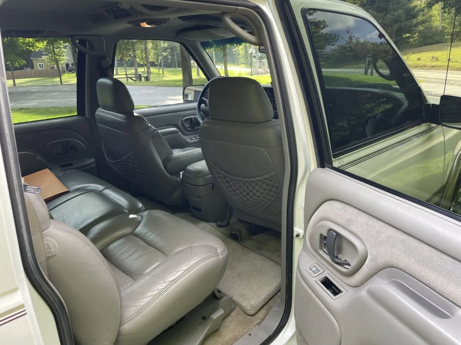 1999 GMC Suburban 8th Gen - Image 9 of 12
