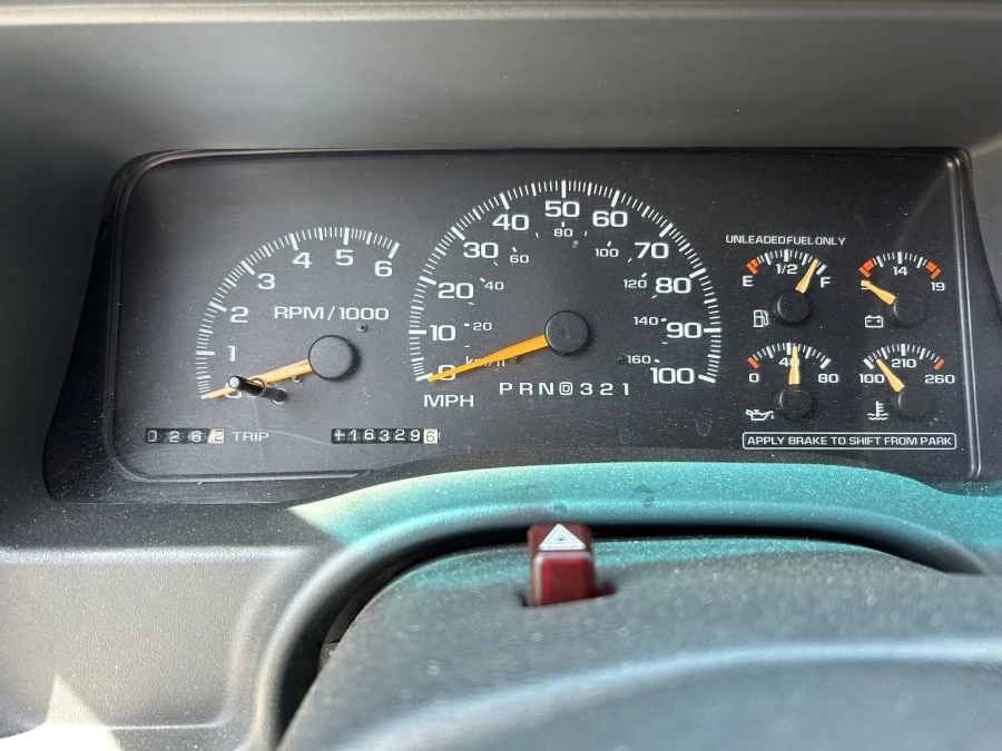 1999 GMC Suburban 8th Gen - Image 10 of 12