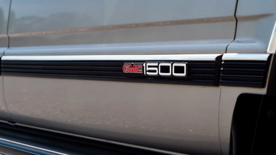1999 GMC Suburban 8th Gen - Image 5 of 31