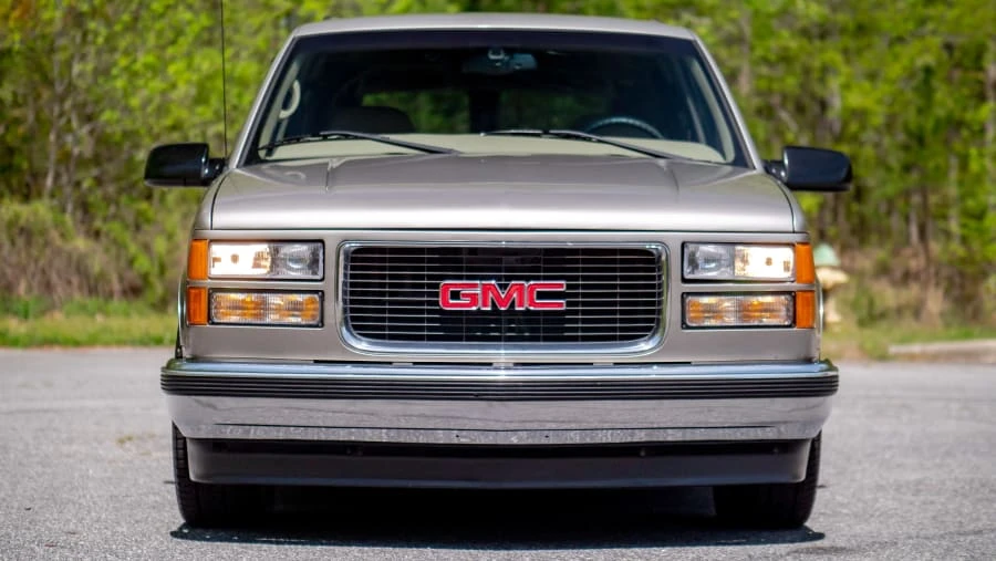 1999 GMC Suburban 8th Gen - Image 4 of 31