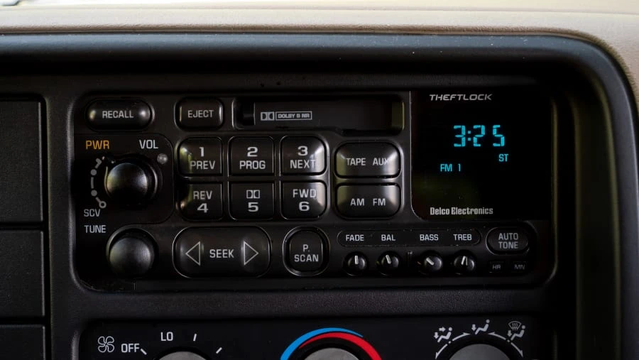 1999 GMC Suburban 8th Gen - Image 23 of 31