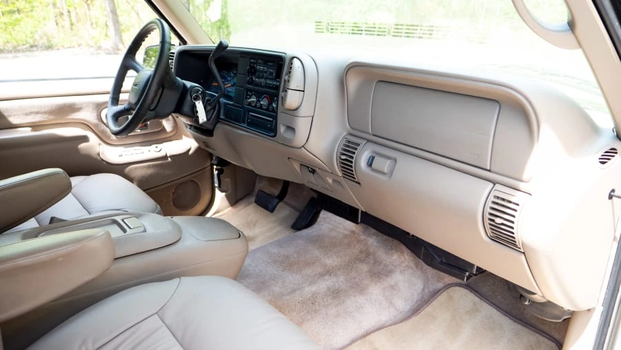 1999 GMC Suburban 8th Gen - Image 30 of 31