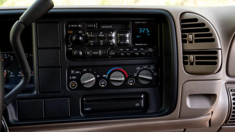 1999 GMC Suburban 8th Gen - Image 31 of 31