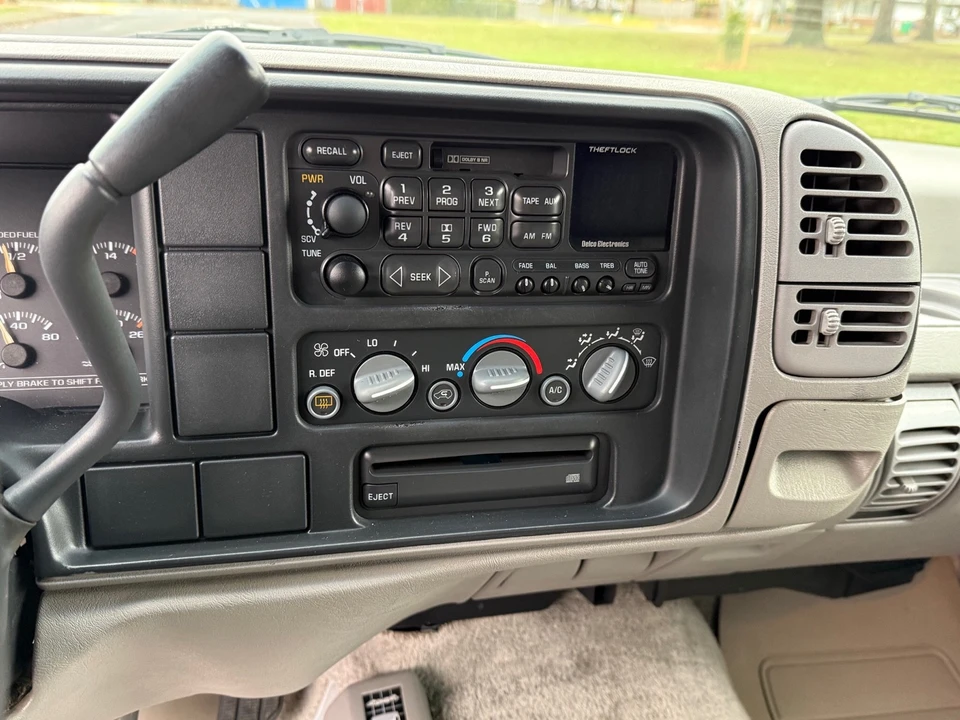 1999 GMC Suburban 8th Gen - Image 10 of 21