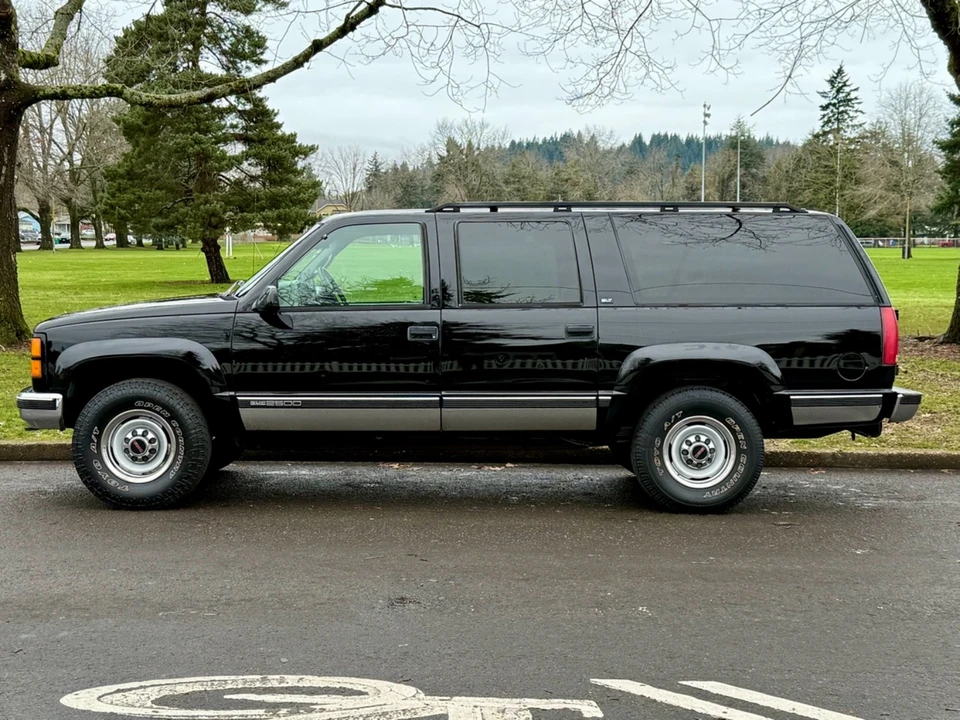 1999 GMC Suburban 8th Gen - Image 2 of 21