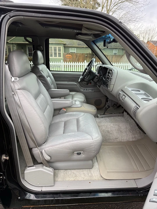 1999 GMC Suburban 8th Gen - Image 19 of 21