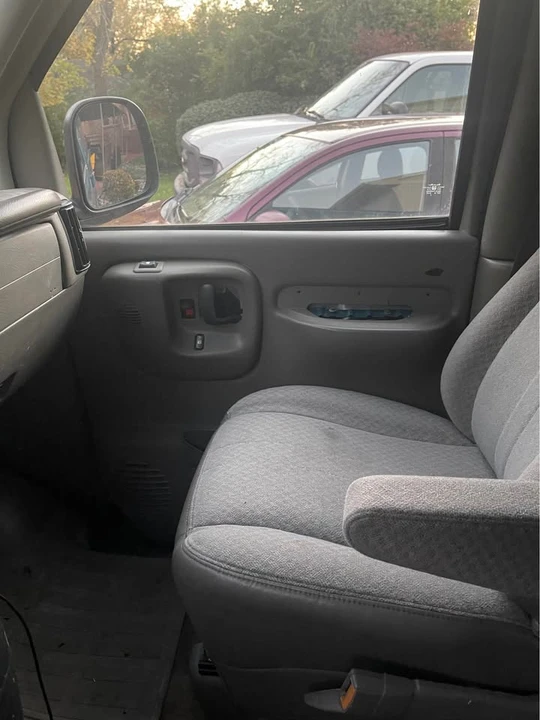 1999 GMC Savana - Image 9 of 12