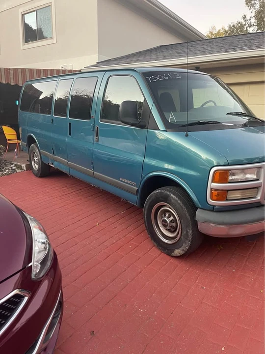 1999 GMC Savana - Image 2 of 12