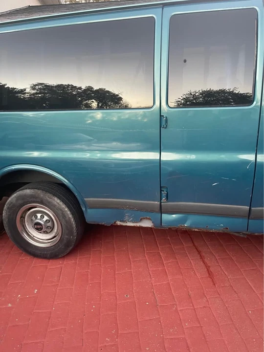 1999 GMC Savana - Image 5 of 12