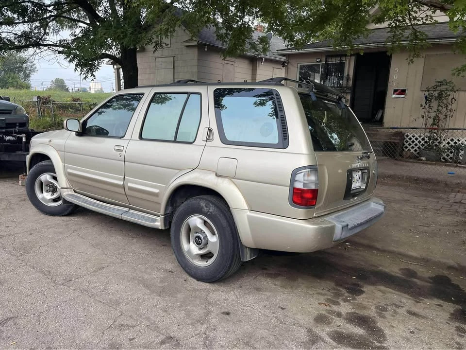 1999 Infiniti QX4 - Image 3 of 6