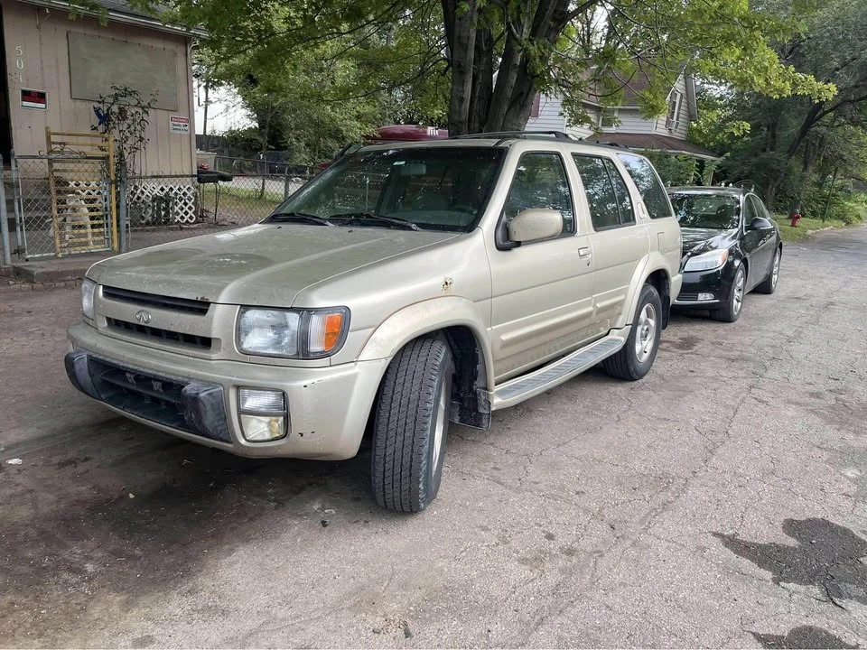 1999 Infiniti QX4 - Image 2 of 6